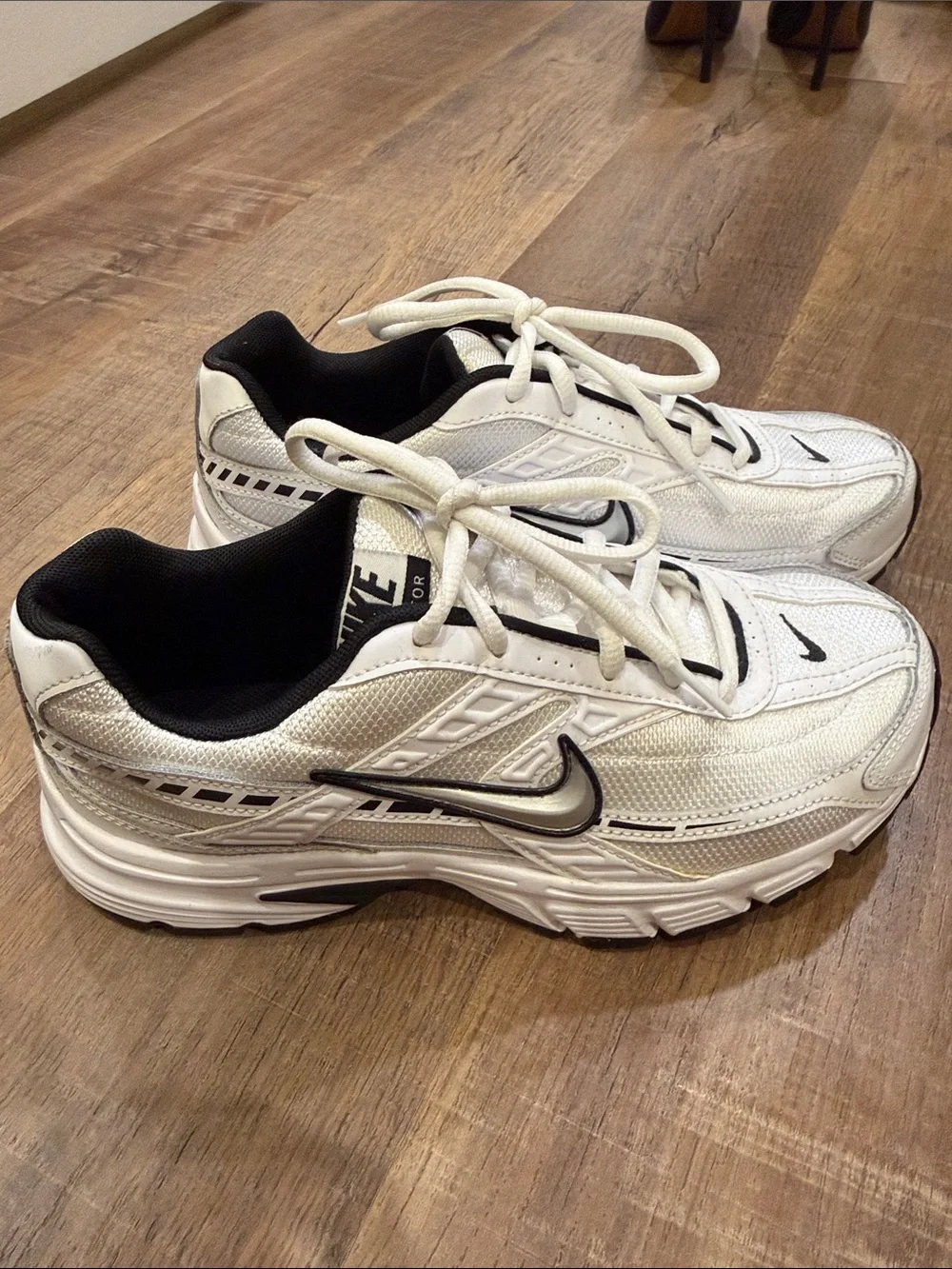 Nike white black